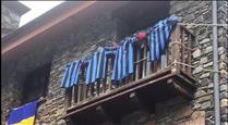 Samarretes penjades als balcons en record del noi de 16 anys víctima de l'incendi