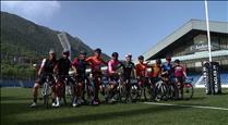 Sarabia inicia la ruta de tres dies amb bicicleta fins a Bilbao per celebrar l'ascens envoltat d'amics i cares conegudes 