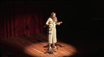 Una seixantena de persones escolten les cançons populars menorquines d'Anna Ferrer