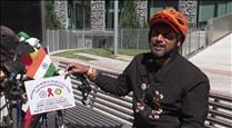 Somen Debnath, activista de l'Índia, visita Andorra amb bicicleta 
