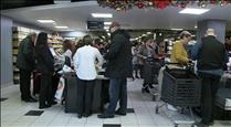 Els supermercats s'omplen de compradors d'última hora per Cap d'Any