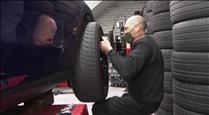 Els tallers de pneumàtics viuen una temporada atípica de canvi de rodes davant la falta de clients francesos i espanyols