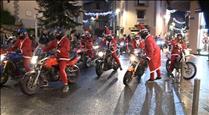 Una trentena de motoristes vestits de Pare Noel recorren la capital en la quarta "Papanoelada"