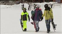 Els turistes aprofiten la poca afluència d'esquiadors per passar el dia de Nadal a la neu