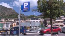 Turistes i residents expressen dubtes sobre el fet de perdre aparcament al centre