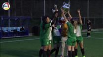 L'UE Sant Julià aixeca el trofeu de campió de la primera lliga de futbol femení