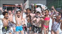 Últim dia d'escola amb jocs d'aigua per combatre la calor