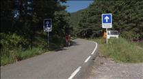 Els veïns de Fontaneda es queixen dels ciclistes i motoristes que infringeixen el sentit únic de la carretera del coll de la Gallina