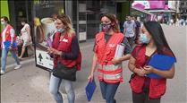 Una vintena de voluntaris de la Creu Roja busca suport per a l'organització als carrers