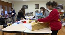Els voluntaris que emboliquen els regals, il·lusionats per ajudar a fer feliços molts nens amb 'Entre tots fem Nadal' 