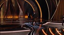 Will Smith clava una bufetada al còmic Chris Rock i eclipsa uns Oscar amb CODA com a protagonista
