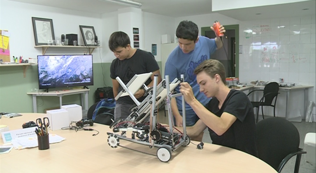 Reportatge: Alumnes andorrans s'enfrontaran amb el seu robot a 175 nacions en una competició mundial