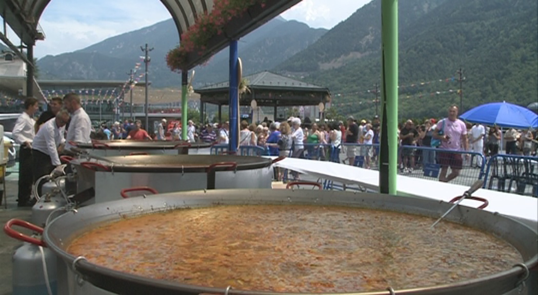 L'arrossada popular d'Andorra la Vella reparteix 1.300 racions