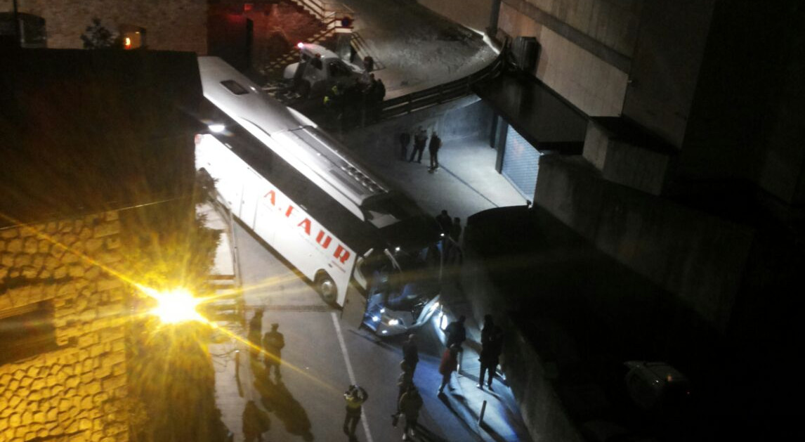 Un autobús s'encasta intentant fer un revolt al carrer de les Canals d'Andorra la Vella