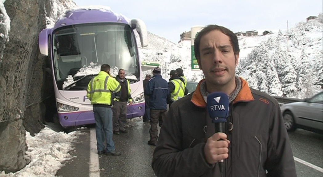 Aparatós ensurt d'un autocar espanyol amb infants a Racons pel gel a la calçada