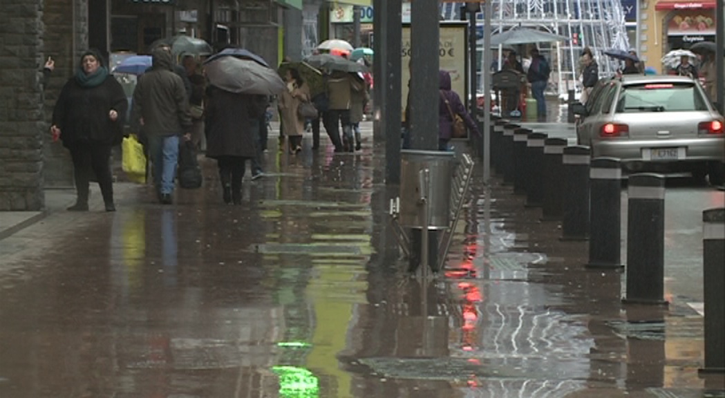 La pluja genera dubtes entre els vianants sobre el paviment de Meritxell