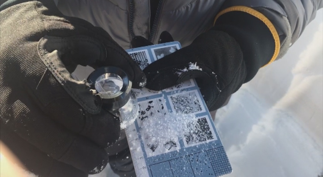 Reportatge: com analitzen la neu els banders per establir el risc d'allaus