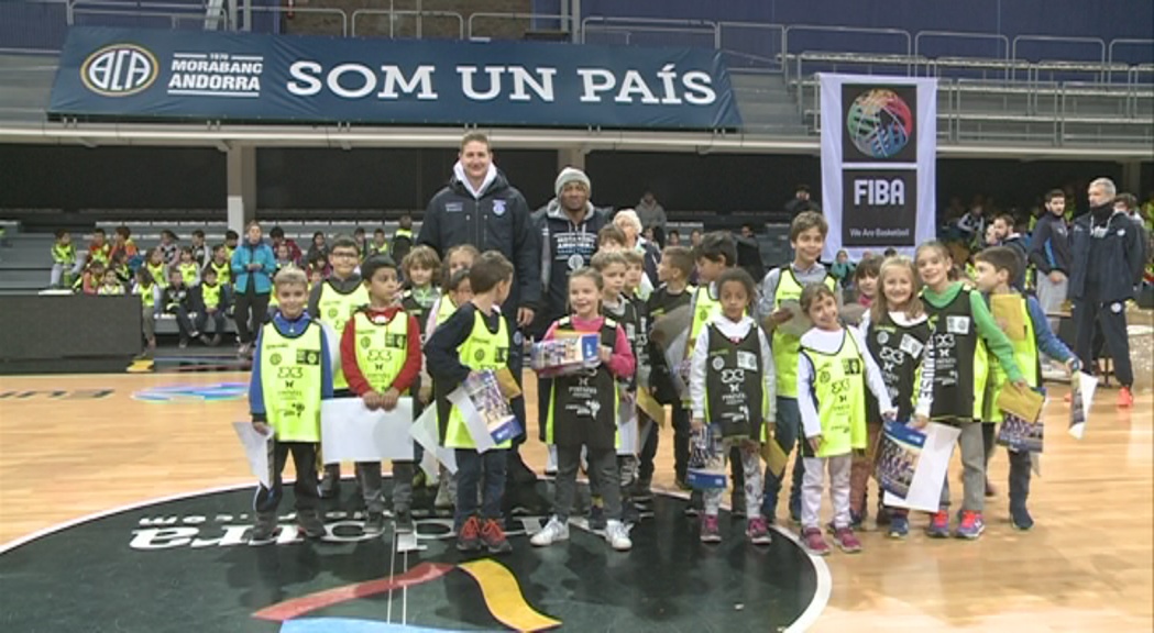 Prop de 450 nens de l'escola francesa descobreixen el bàsquet 3x3
