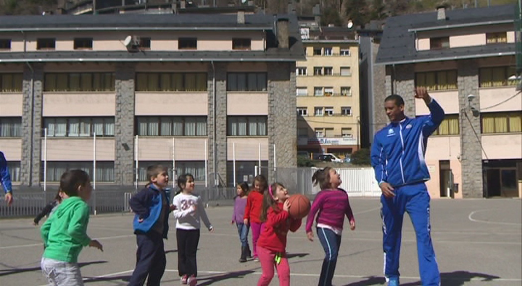 Navarro i Beto comparteixen pista amb els alumnes de l'escola espanyola de primària d'Andorra la Vella