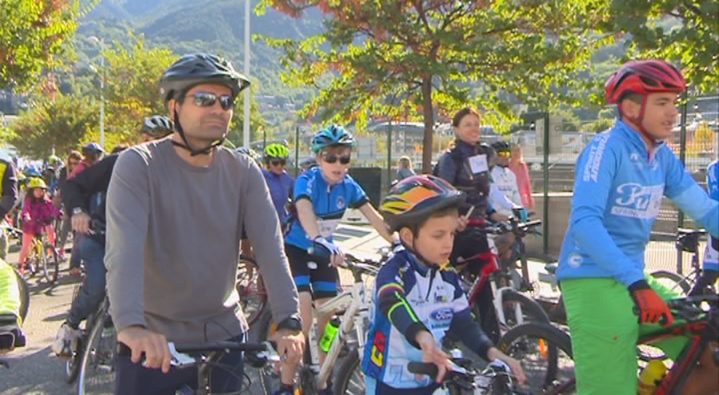 Més de 200 persones celebren la mobilitat sostenible a la Bicicletada