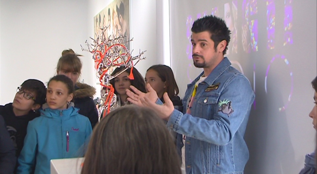 Els escolars visiten el taller de Philippe Shangti, artista que opta a la Biennal de Venècia del 2019