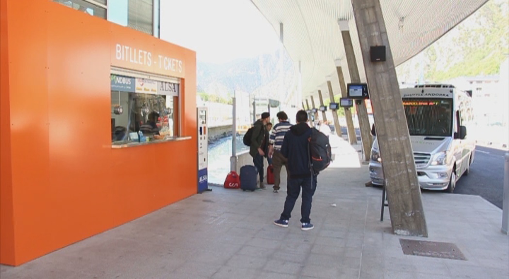 Els usuaris de la nova estació nacional d'autobusos valoren les instal·lacions