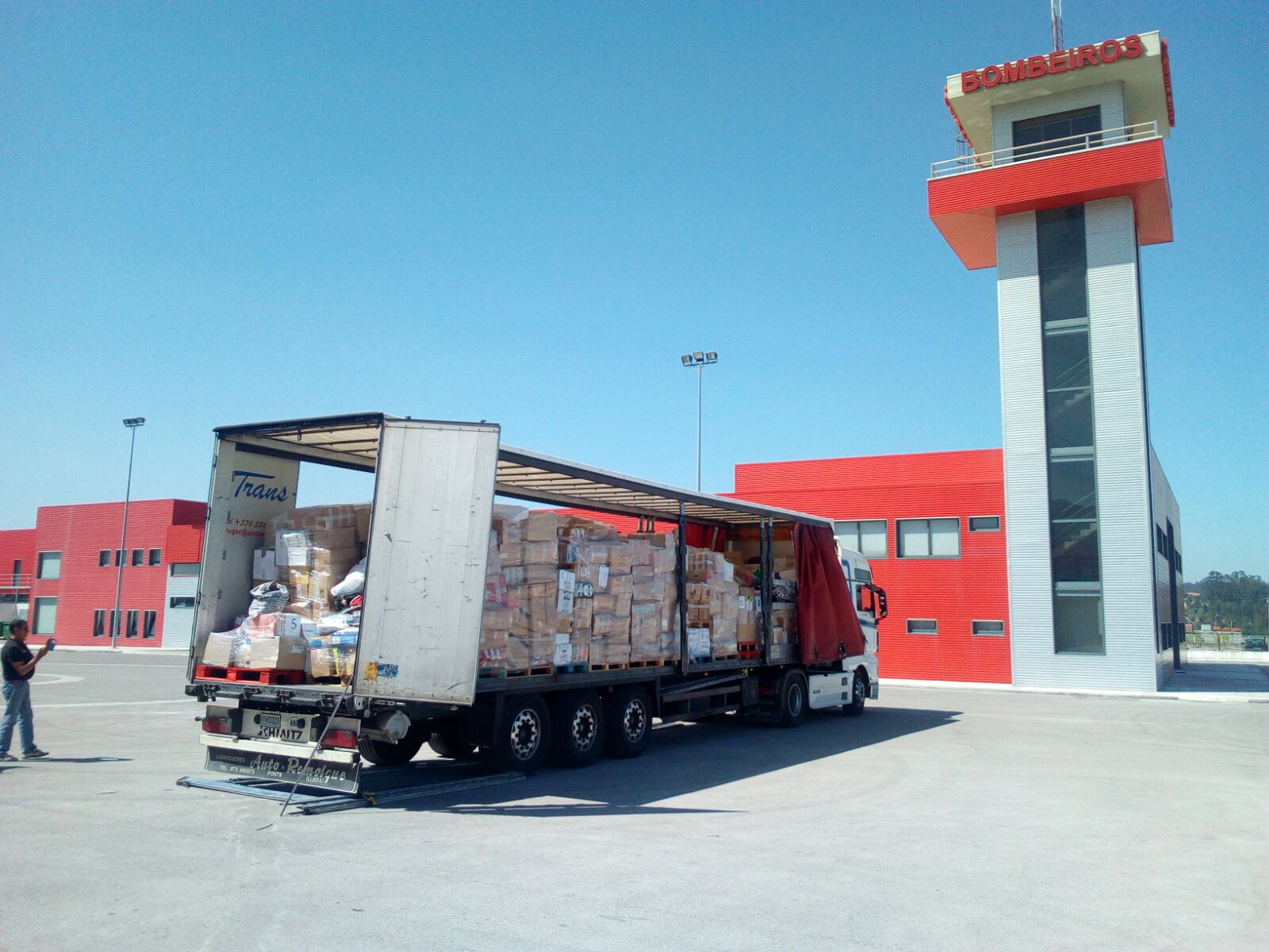 Arriba a Portugal el camió amb el material per als damnificats de l'incendi