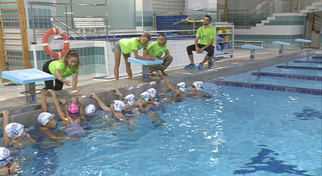 Una quinzena de nedadores participen al primer campus de natació artística de Gemma Mengual