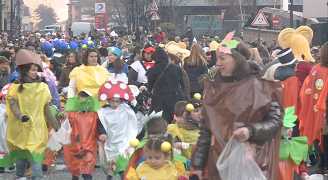 Santa Coloma s'omple del carnaval dels més petits
