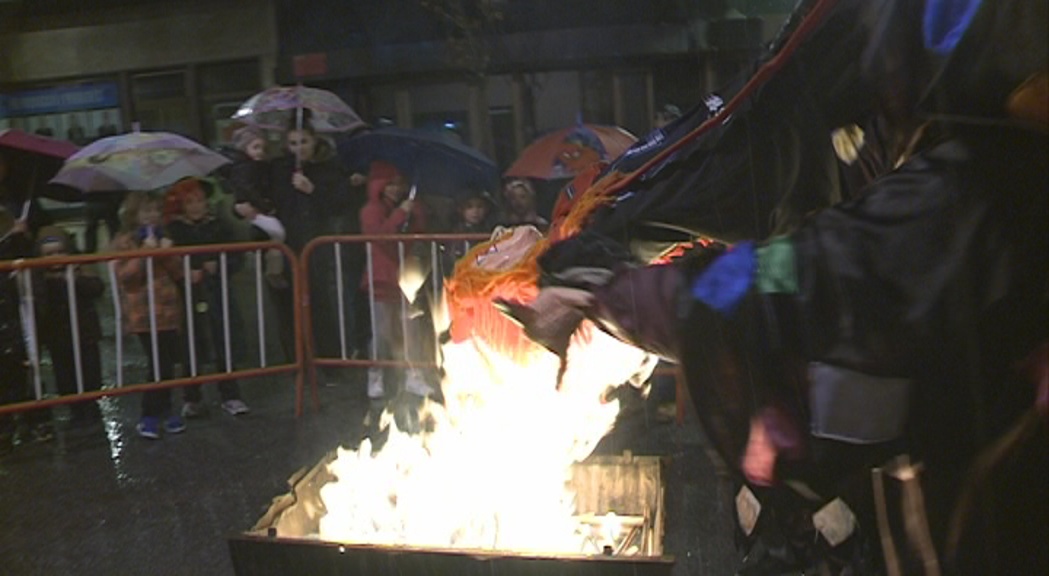 Una cremada de Carnestoltes passada per aigua marca la fi del carnaval a Sant Julià