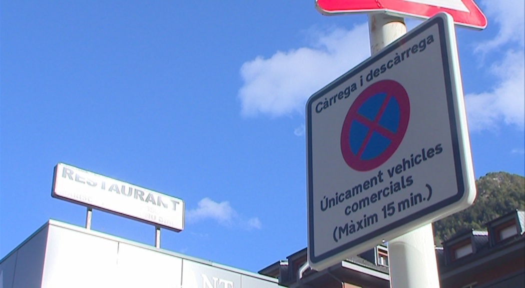 Els transportistes i comerciants s'adapten a les noves restriccions de l'avinguda Carlemany