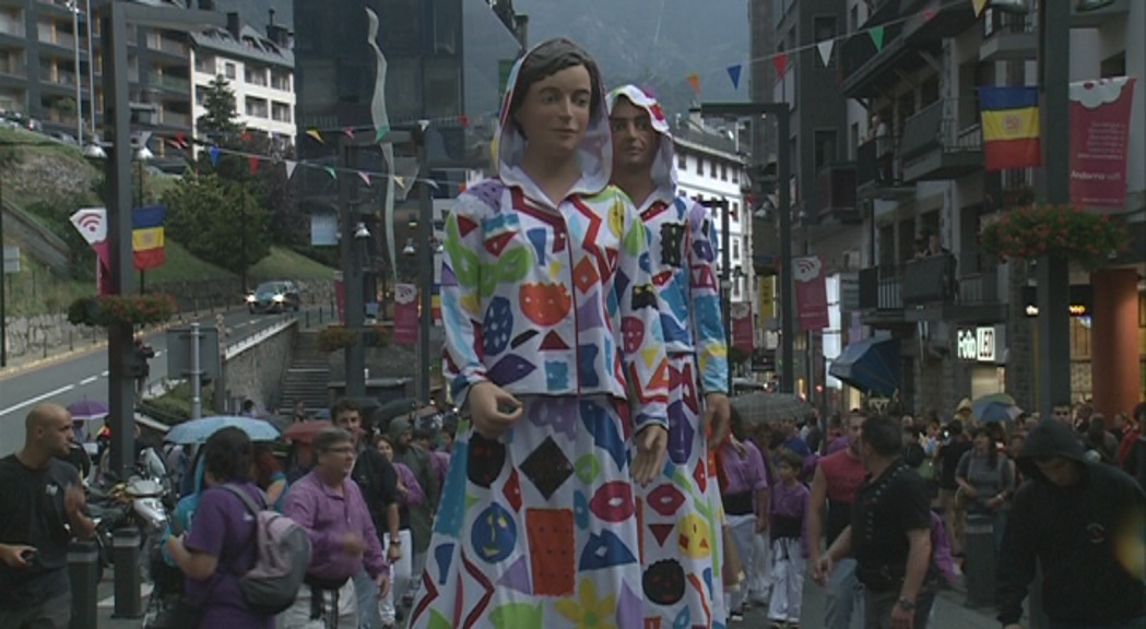 La pluja no impedeix la cercavila de gegants a Andorra la Vella