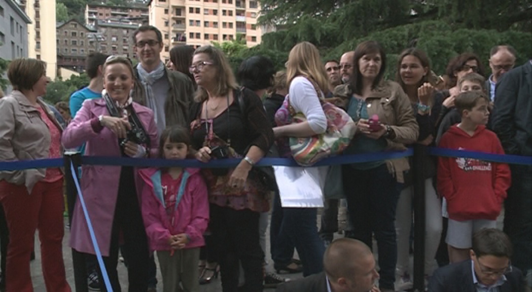 Un nombrós públic s'aplega a Escaldes per rebre el Copríncep francès