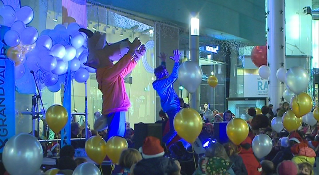 Els personatges del Club Piolet encenen els llums de Nadal a l´avinguda Carlemany
