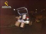 Un conductor es fuga amb 1.590 paquets de tabac de contraban i acaba accidentat
