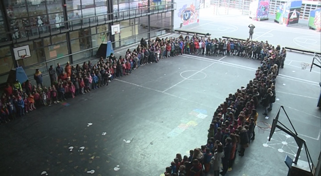 6.000 alumnes canten El Gran Carlemany plegats per celebrar el 25è aniversari de la Constitució