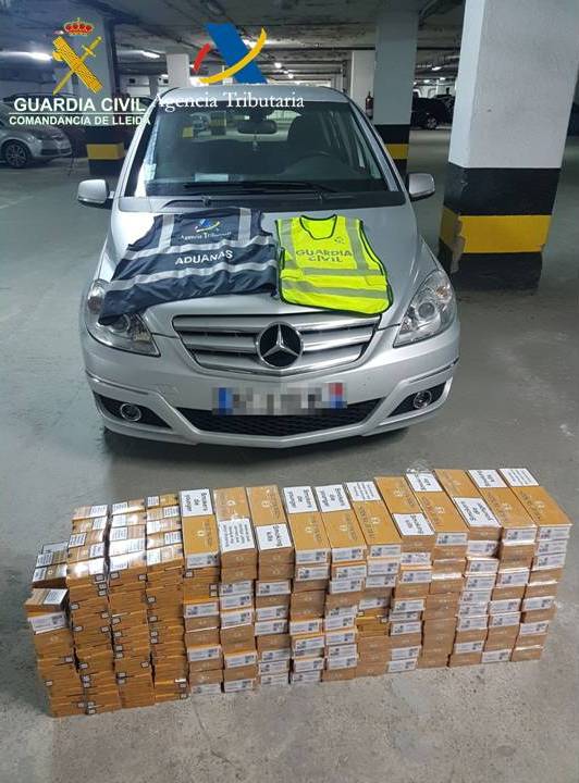 Decomís de 1.500 paquets de tabac de contraban amagats en dobles fons d'un vehicle