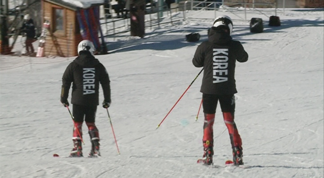 Dos esquiadors de l'equip paralímpic de Corea del Sud preparen els jocs a Andorra