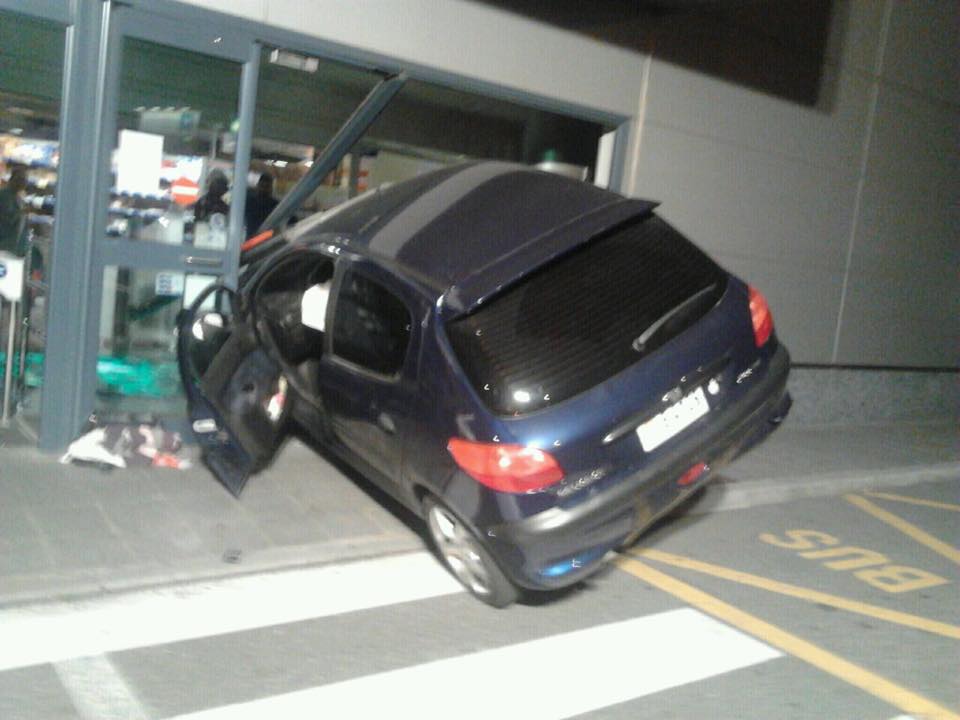 Un conductor s'encasta en un centre comercial en un aparatós accident