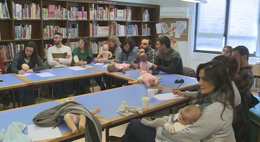 Pares i mares amb nadons i futurs pares aprenen consells de primers auxilis