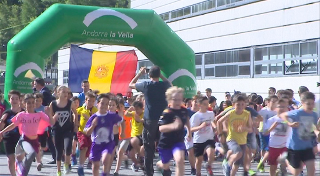 Prop d'un miler d'estudiants d'Andorra la Vella es belluguen per l'esport