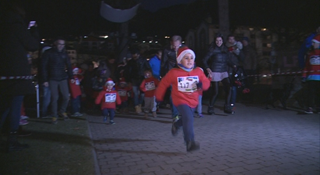 124 infants participen en la Cursa del Petit Santa Claus