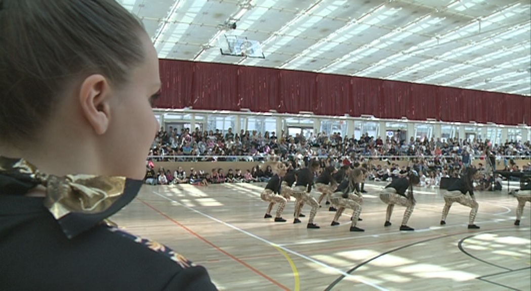 Uns 400 participants prenen part en el setè Campionat de Dansa