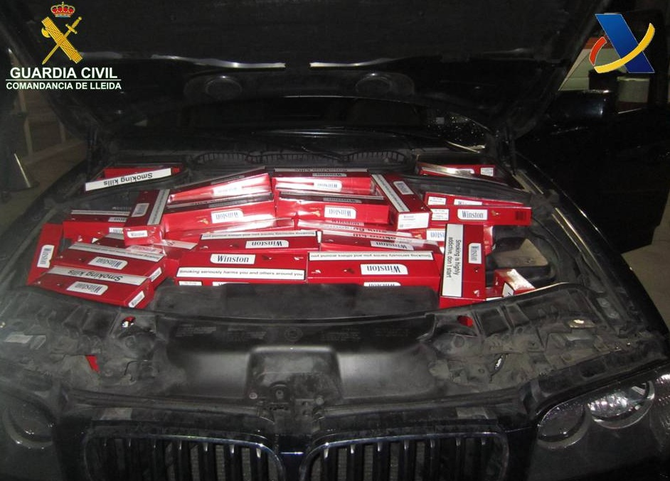 Amaguen 3.000 paquets de tabac de contraban al motor i sota els seients d'un cotxe