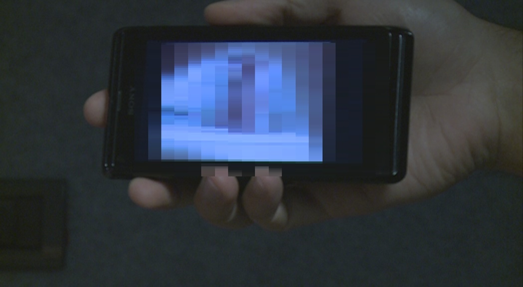 Detingut un jove per gravar una persona nua amb el mòbil