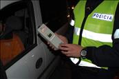 Detingut per positiu en alcohol el conductor d’una furgoneta després de topar contra quatre cotxes aparcats