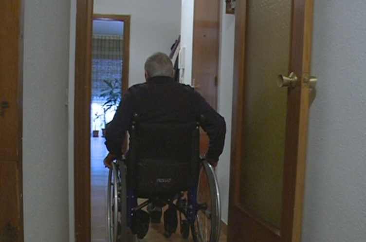 Els discapacitats reclamen que es reguli l'accessibilitat als edificis nous