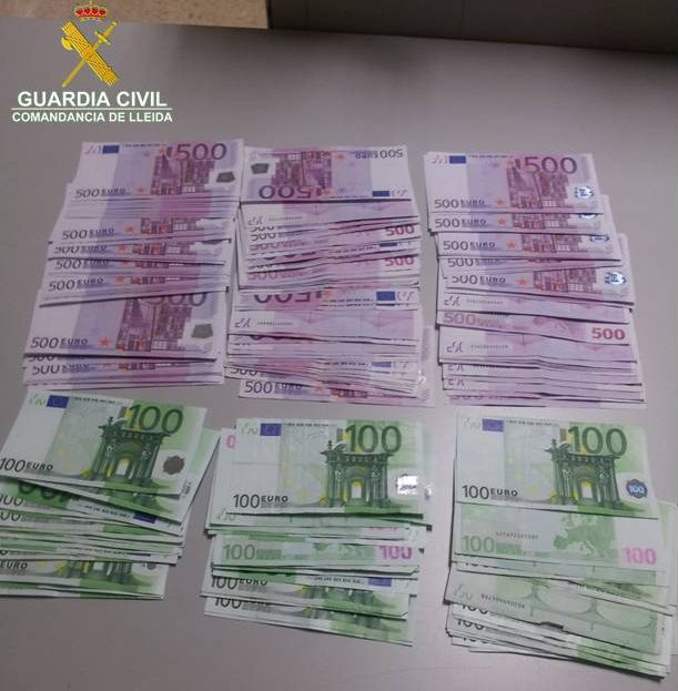 La guàrdia civil intervé 80.000 euros a la duana