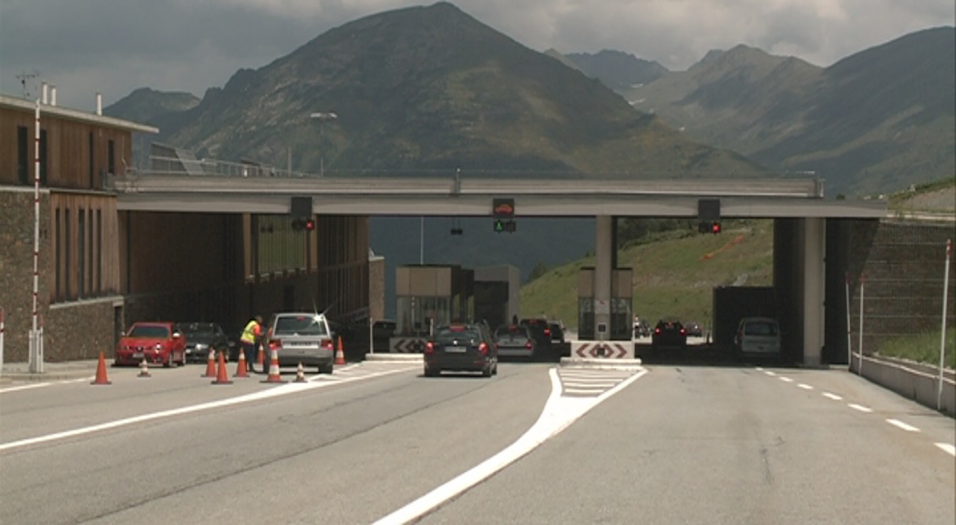 Baixa l'entrada de vehicles a l'agost a causa del descens a la frontera francesa