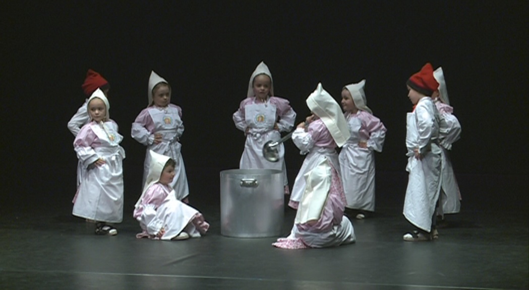 La secció jove de l'Esbart Laurèdia representa "12 mesos" davant un públic fidel